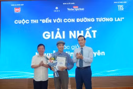 Ban Tổ chức trao Giải Nhất cho Anh hùng lao động Minh Chuyên. Lễ trao giải diễn ra tại trụ sở Đảng uỷ Khối các cơ quan Trung ương. (Ảnh: PV/Vietnam+)
