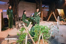 Vở diễn “Huyền thoại tuổi thanh xuân” tái hiện câu chuyện xảy ra tại chiến trường Ngã ba Đồng Lộc. (Ảnh: PV/Vietnam+)