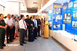 Các đại biểu tham quan triển lãm. (Ảnh: Minh Thu/Vietnam+)