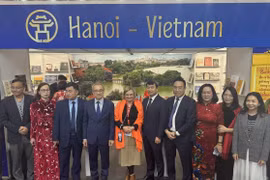 Thứ trưởng Bộ Văn hóa, Thể thao và Du lịch Phan Tâm (thứ tư từ trái sang) cùng các đại biểu đoàn Việt Nam tại Hội chợ Sách quốc tế Frankfurt. (Ảnh: PV/Vietnam+)