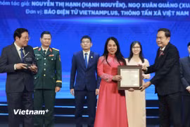 Nhà báo Nguyễn Thị Hạnh đại diện nhóm tác giả nhận Giải A. (Ảnh: Hoài Nam/Vietnam+)