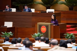 Bộ trưởng Bộ Văn hóa, Thể thao và Du lịch Lâm Thị Phương Thanh trình bày Báo cáo giải trình, tiếp thu, chỉnh lý dự thảo Nghị quyết. (Ảnh: quochoi.vn)