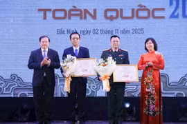 Đại diện Ban Tổ chức trao Huy chương Vàng cho đạo diễn của hai vở diễn. (Ảnh: BTC)
