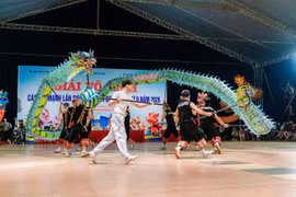 Điều làm nên chiều sâu của màn trình diễn không chỉ là kỹ thuật, mà chính là hồn cốt văn hóa Việt Nam được tích hợp chặt chẽ vào từng bài thi. (Ảnh: CTV/Vietnam+)