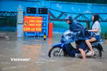 Hà Nội mưa lớn gây úng ngập, ùn tắc giao thông giờ cao điểm buổi sáng