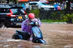 Hà Nội: Người dân bì bõm lội nước đi làm sau trận mưa lớn kéo dài cả đêm 