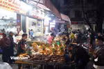 Người dân Thủ đô tất bật từ sớm sắm sửa lễ vật ‘tiễn’ ông Công ông Táo về Trời