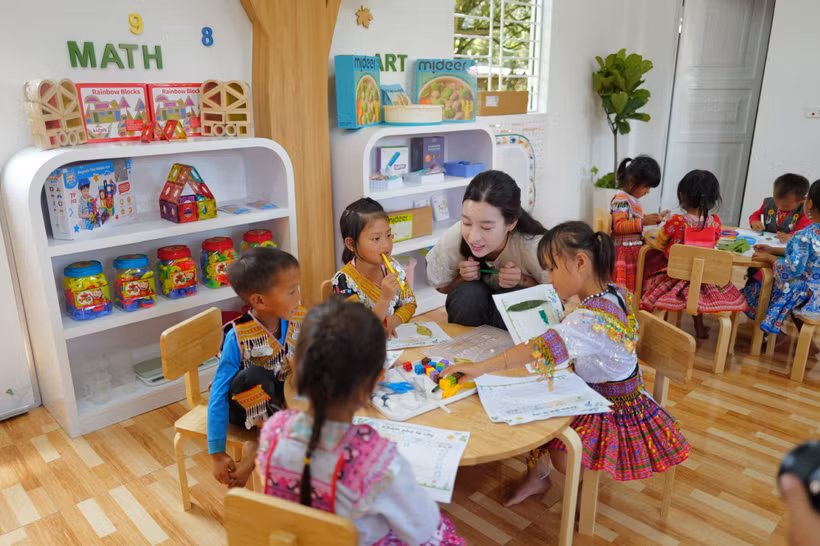 Hoa hậu Đỗ Mỹ Linh trao tặng phòng học STEAM Lab thông minh cho các em nhỏ Cu Vai. (Ảnh: CTV/Vietnam+)