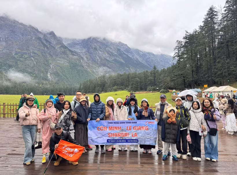 Du khách Việt Nam trong chuyến trải nghiệm hành trình Côn Minh-Lệ Giang-Shangri La. (Ảnh: Anh Tuấn/Vietnam+)