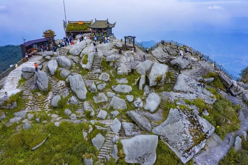 Những giá trị lịch sử-văn hóa đặc biệt của khu di tích đã đưa Yên Tử trở thành chốn thiêng trong đời sống tinh thần của người Việt. (Ảnh: TTXVN)
