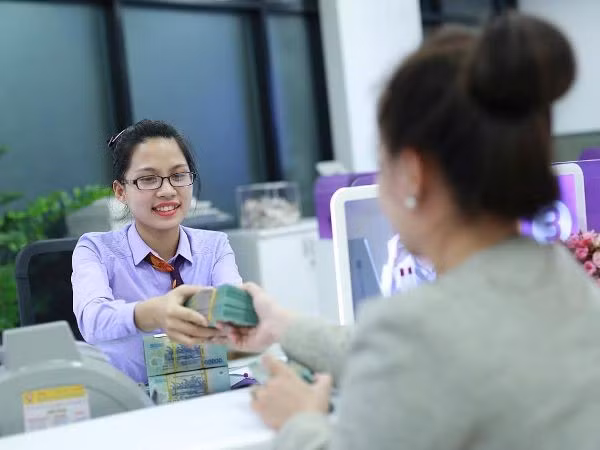 Ngân hàng tăng cường chi trả cổ tức cho cổ đông hiện hữu. (Ảnh: Vietnam+)