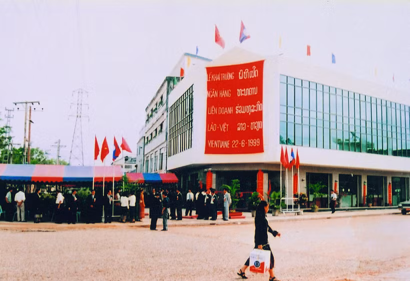 Trụ sở Ngân hàng Liên doanh Lào-Việt tại thủ đô Viêng Chăn năm 1999. (Ảnh: BIDV)