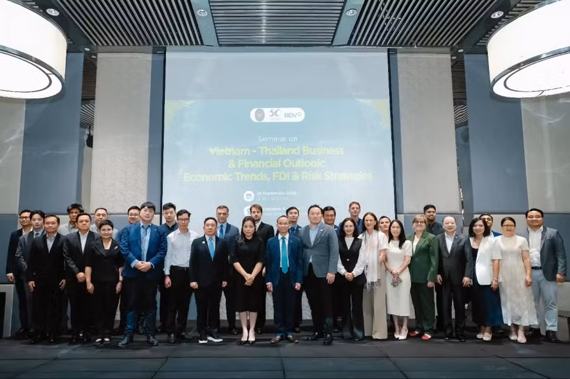 Các đại biểu chụp ảnh lưu niệm tại hội thảo. (Ảnh: Vietnam+)