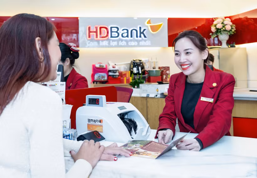 Giao dịch tại HDBank. (Ảnh: Vietnam+)