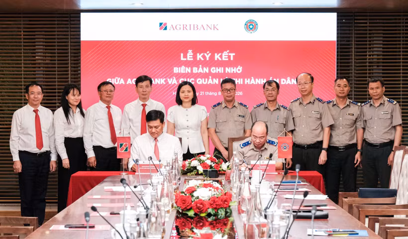 Lãnh đạo hai bên tham gia ký kết. (Ảnh: Vietnam+)