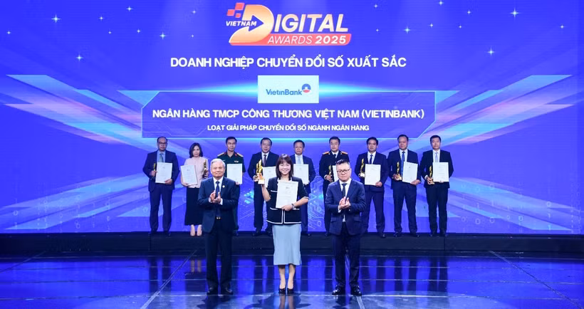 Bà Phùng Thu Hà – Trưởng Ban Chuyển đổi số VietinBank đại diện nhận giải thưởng Doanh nghiệp Chuyển đổi số xuất sắc 2025. (Ảnh: Vietnam+)