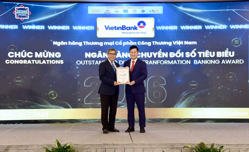 Ông Trần Công Quỳnh Lân – Phó Tổng Giám đốc VietinBank nhận giải thưởng Ngân hàng Chuyển đổi số tiêu biểu 2026 tại Vietnam Outstanding Banking Awards, ngày 30/9/2026. (Ảnh: Vietnam+)