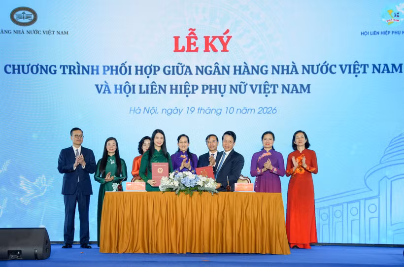 Ngân hàng Nhà nước Việt Nam và Hội Liên hiệp Phụ nữ Việt Nam thực hiện nghi thức ký kết Chương trình phối hợp công tác giai đoạn 2026-2030. (Ảnh: Vietnam+)