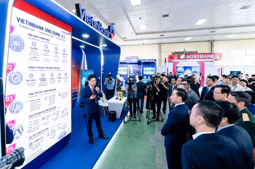 Ông Trần Công Quỳnh Lân giới thiệu về Chuyển đổi số của VietinBank. (Ảnh: Vietnam+)