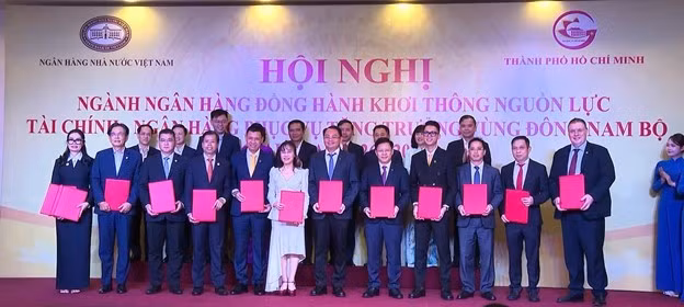 Lãnh đạo các ngân hàng và doanh nghiệp trao cam kết tài trợ, đầu tư tại Hội nghị “Ngành Ngân hàng đồng hành khơi thông nguồn lực Tài chính - Ngân hàng phục vụ tăng trưởng vùng Đông Nam Bộ giai đoạn 2026-2030”. (Ảnh: Vietnam+)