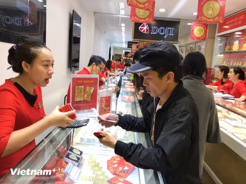 Giá vàng nhẫn tăng mạnh, chênh lệch mua bán vàng vẫn ở mức cao. (Ảnh: Vietnam+)