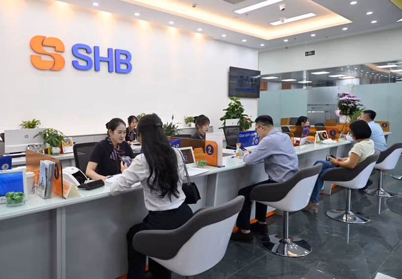 Giao dịch tại SHB. (Ảnh: Vietnam+) 