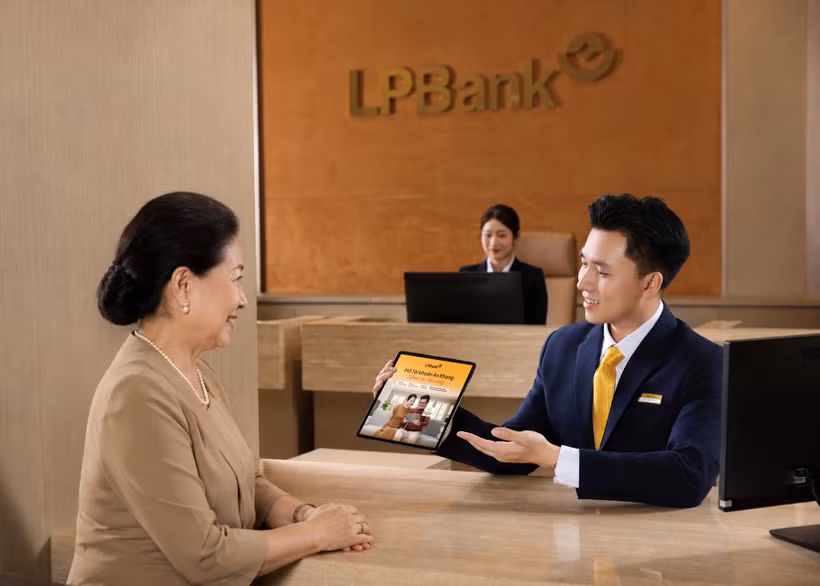 Khách hàng nhận lương hưu thuận tiện với Tài khoản An Khang. (Ảnh: Vietnam+)