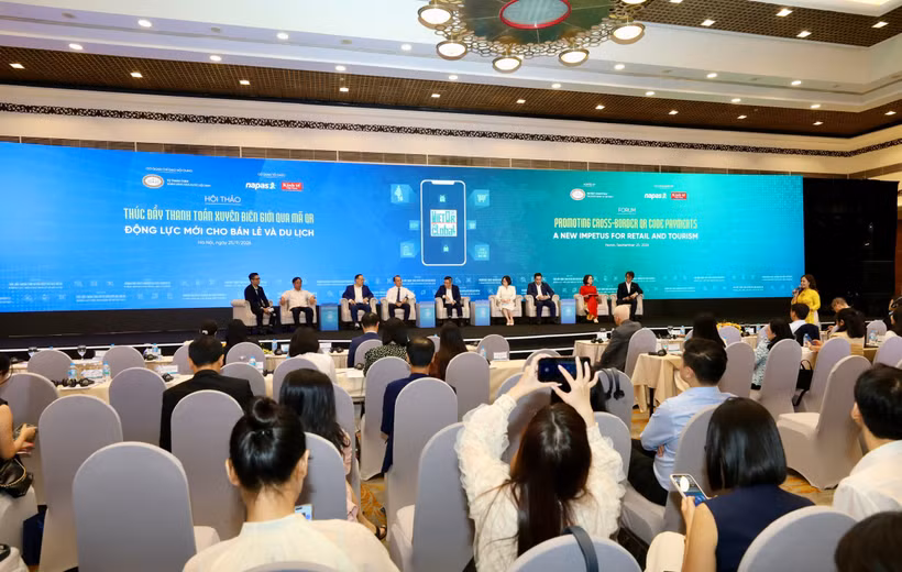 Các diễn giả trình bày tại phiên thảo luận. (Ảnh: Vietnam+)