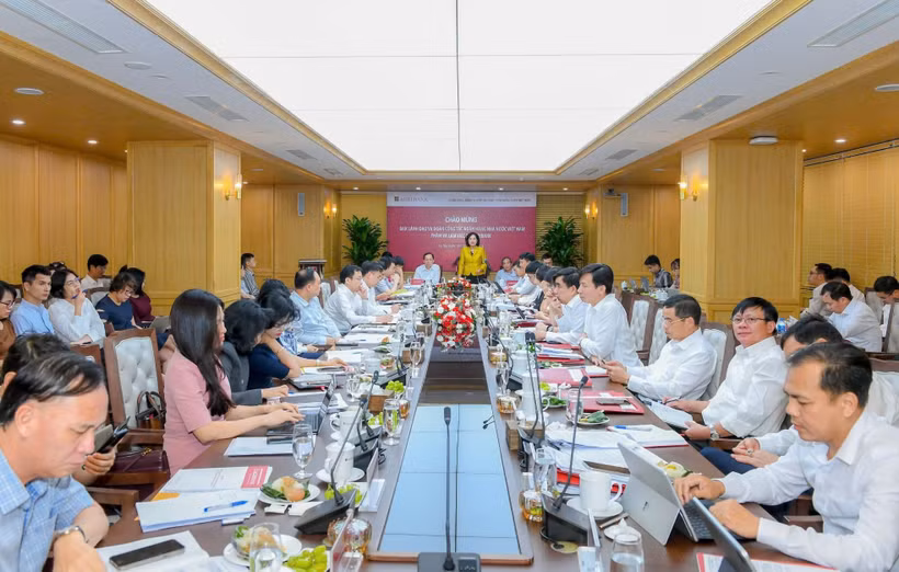 Ban Lãnh đạo và đoàn công tác Ngân hàng Nhà nước Việt Nam làm việc với Agribank về đánh giá kết quả triển khai Phương án cơ cấu lại gắn với xử lý nơ xấu giai đoạn 2021-2025. (Ảnh: Vietnam+)