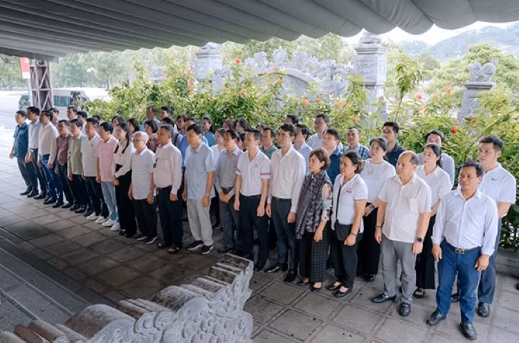 Đoàn công tác NHCSXH tri ân các Anh hùng liệt sĩ tại Khu di tích lịch sử Truông Bồn. (Ảnh: Vietnam+)