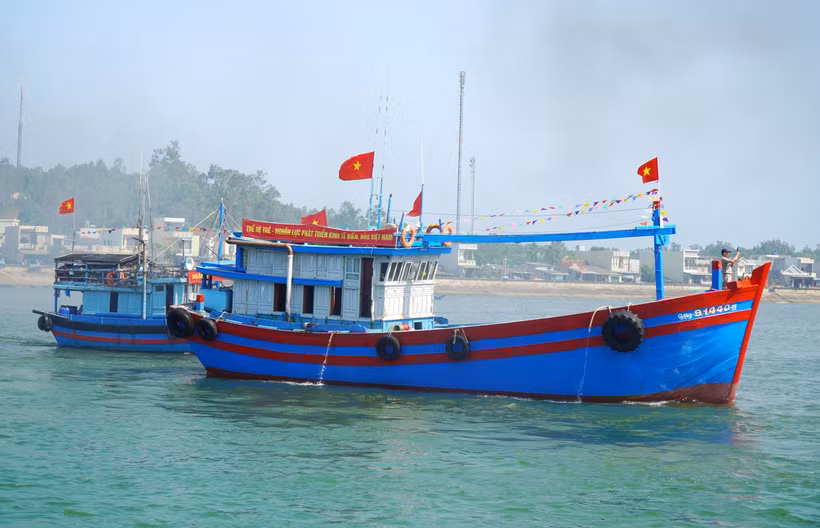 Các tàu cá đồng loạt rẽ sóng ra khơi. (Ảnh: Lê Phước Ngọc - TTXVN)