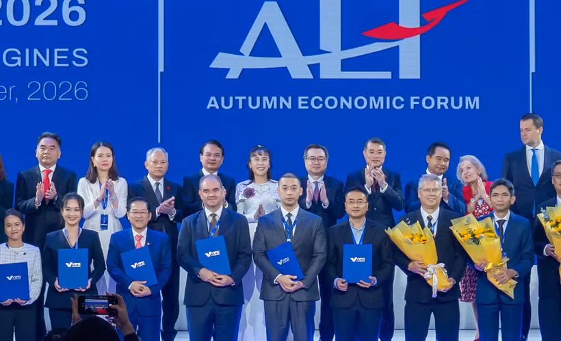 Ông Phạm Quốc Thanh - đại diện Công ty trách nhiệm hữu hạn Sài Gòn Marina IFC nhận Giấy chứng nhận thành viên dưới sự chứng kiến của Thủ tướng Lê Minh Hưng cùng các đồng chí lãnh đạo. (Ảnh: Vietnam+)