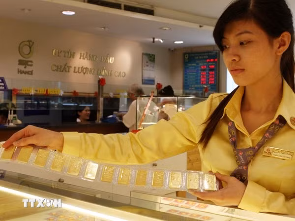 Giá vàng giảm 600.000 đồng mở cửa phiên giao dịch đầu tuần. (Ảnh: Vietnam+)