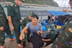 10 ngư dân bị đắm tàu trên vùng biển đặc khu Cô Tô được đưa vào bờ an toàn