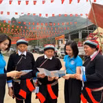 Cán bộ Cơ quan Bảo hiểm xã hội đi tuyên truyền cho người dân. (Ảnh: Vietnam+)