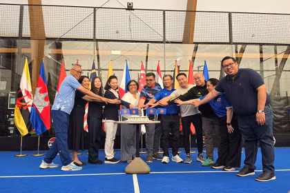 Đại sứ các nước thành viên ASEAN tại Brussels thể hiện tình đoàn kết tại sự kiện Ngày hội Gia đình ASEAN tại Brussels. (Ảnh: Duy Tùng/TTXVN)