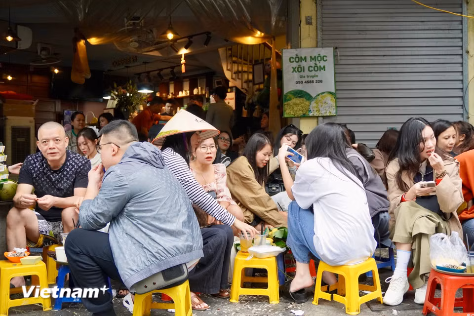 Giữa cơn gió lạnh, người dân vẫn chọn trà đá để trò chuyện, gặp gỡ. (Ảnh: Nguyễn Tâm/Vietnam+)