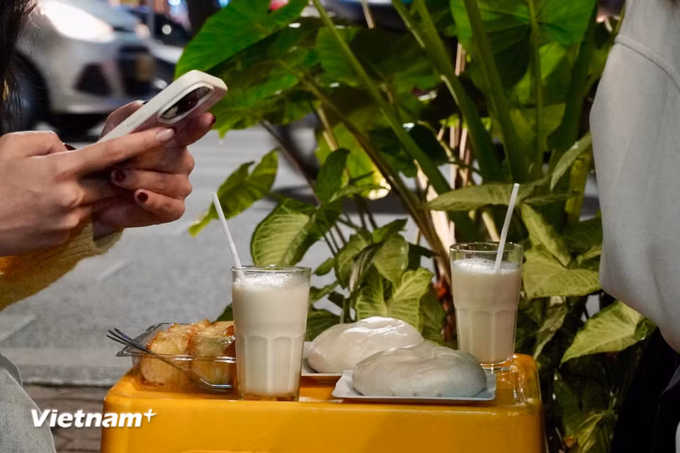 Bánh bao và sữa đậu nóng cũng là sự kết hợp thú vị của nhiều bạn trẻ. (Ảnh: Nguyễn Tâm/Vietnam+)
