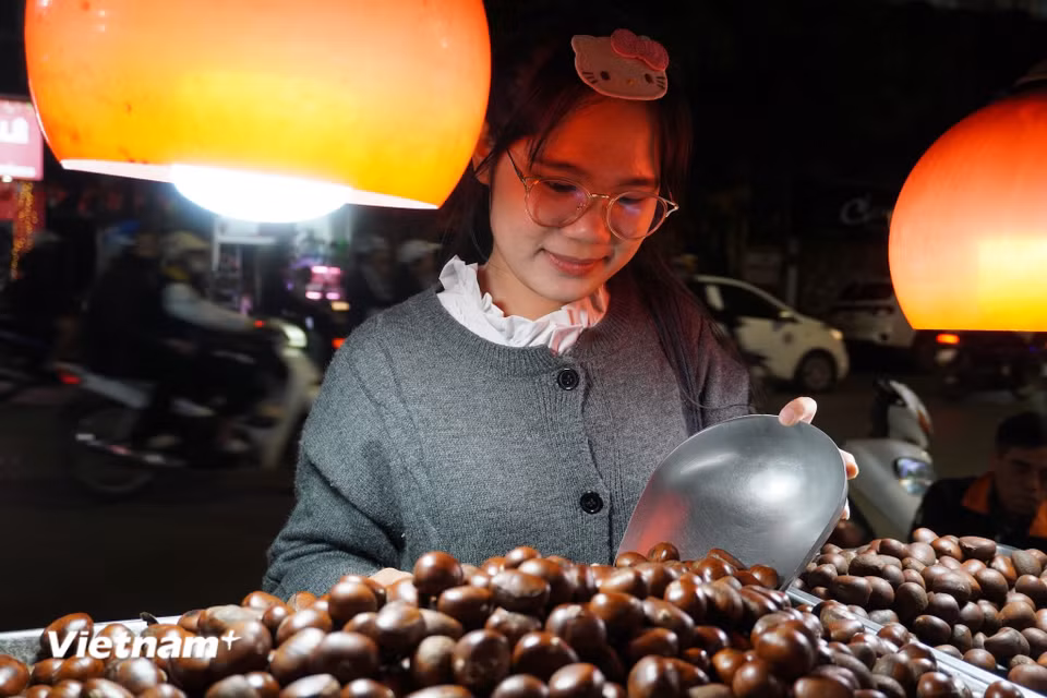 Hạt dẻ là đồ ăn vặt yêu thích của nhiều người, đặc biệt là các bạn trẻ trong những ngày đông gió lạnh. (Ảnh: Nguyễn Tâm/Vietnam+)
