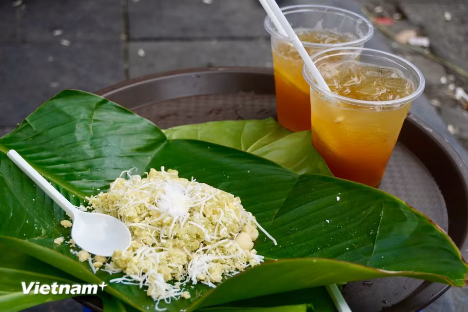 Cốm Hà Nội - thức quà thanh nhã của mùa thu Thủ đô. (Ảnh: Nguyễn Tâm/Vietnam+)