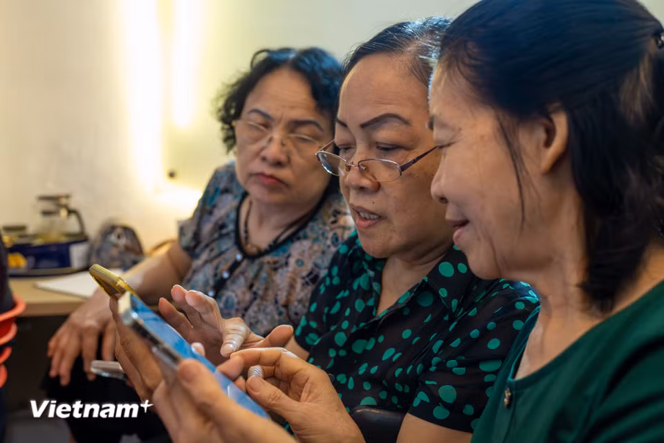 "Có những lớp học về AI ra đời, giúp những người lớn tuổi như chúng tôi rất nhiều. Người già như chúng tôi cảm thấy không bị tụt hậu, mà đến đây được cải thiện tư duy, biết những thay đổi mạnh mẽ trong thời đại chuyển đổi số nhanh chóng như hiện nay," cô Thu chia sẻ. (Ảnh: Minh Sơn/Vietnam+)
