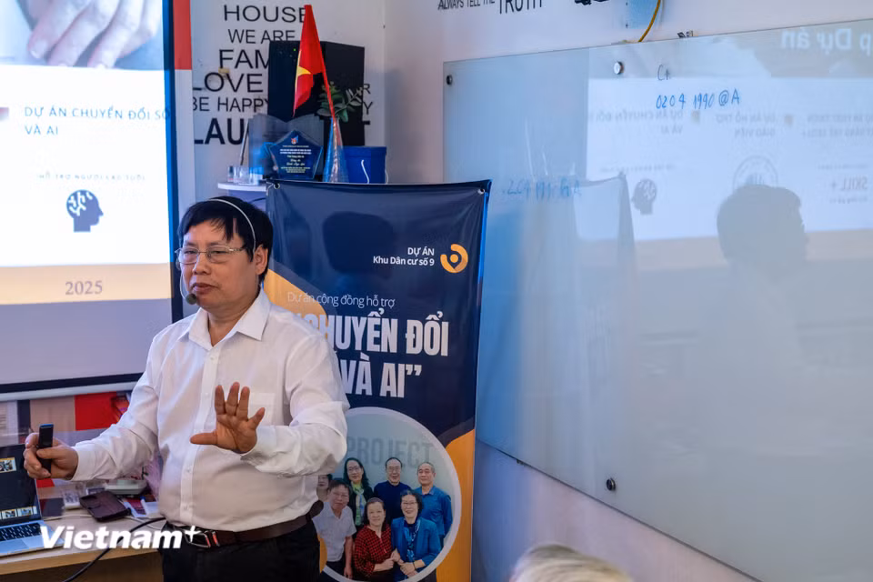 Khi xã hội ngày càng phát triển, công nghệ không nên là rào cản mà phải trở thành cây cầu kết nối thế hệ. Những lớp học nhỏ bé nhưng đầy ắp cảm hứng của thầy Đinh Ngọc Sơn đang âm thầm góp phần làm nên điều đó: để người già không bị bỏ lại trong hành trình chuyển đổi số. (Ảnh: Minh Sơn/Vietnam+)