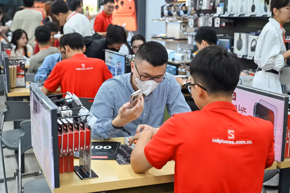 Đại diện hệ thống CellphoneS cho biết đã bàn giao số lượng lớn iPhone 17, iPhone Air đến tay khách hàng và tiếp tục ghi nhận thêm nhiều đơn đặt cọc mới, cho thấy sức hút mạnh mẽ của thế hệ iPhone mới tại thị trường Việt Nam. (Ảnh: Minh Sơn/Vietnam+)