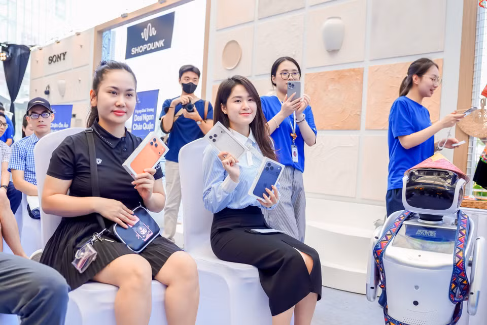 "Nhưng cũng nhờ vậy, người dùng Việt sẽ được nhận máy sớm nhất, đúng ngày mở bán toàn cầu, sự quan tâm từ cộng đồng đang rất cao, tạo động lực để các nhà bán lẻ đẩy hết tốc lực nhằm phục vụ khách hàng tốt nhất có thể," đại diện đơn vị này cho biết. (Ảnh: PV/Vietnam+)
