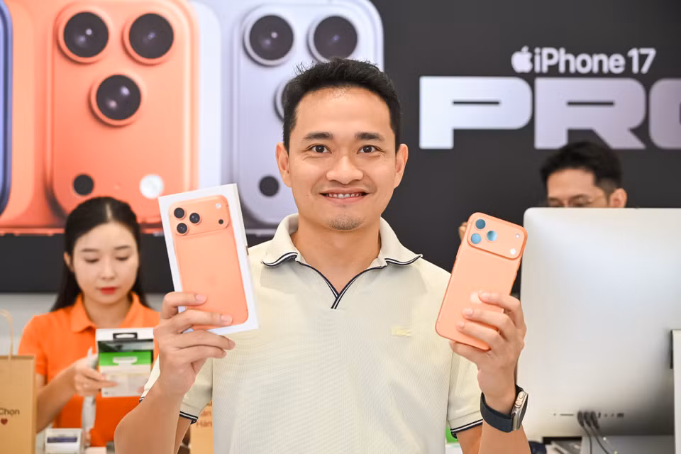 Chỉ trong ngày mở bán đầu tiên, hệ thống đã bàn giao số lượng lớn iPhone 17, iPhone Air đến tay khách hàng và tiếp tục ghi nhận thêm nhiều đơn đặt cọc mới, cho thấy sức hút mạnh mẽ của thế hệ iPhone mới tại thị trường Việt Nam. (Ảnh: Minh Sơn/Vietnam+)