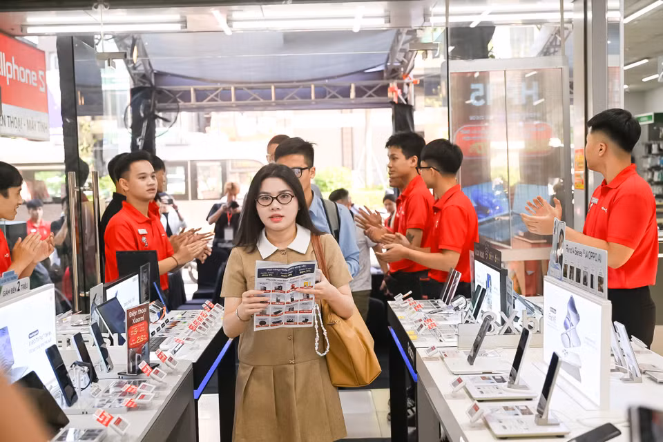 Đúng 8 giờ sáng ngày 19/9/2025, hàng trăm cửa hàng thuộc các đại lý phân phối iPhone chính hãng tại Việt Nam đã đồng loạt giao máy cho khách. Năm nay, Việt Nam nằm trong nhóm quốc gia bán sớm nhưng do chênh lệch múi giờ nên thâm chí phân phối iPhone trước cả Mỹ. (Ảnh: Minh Sơn/Vietnam+)