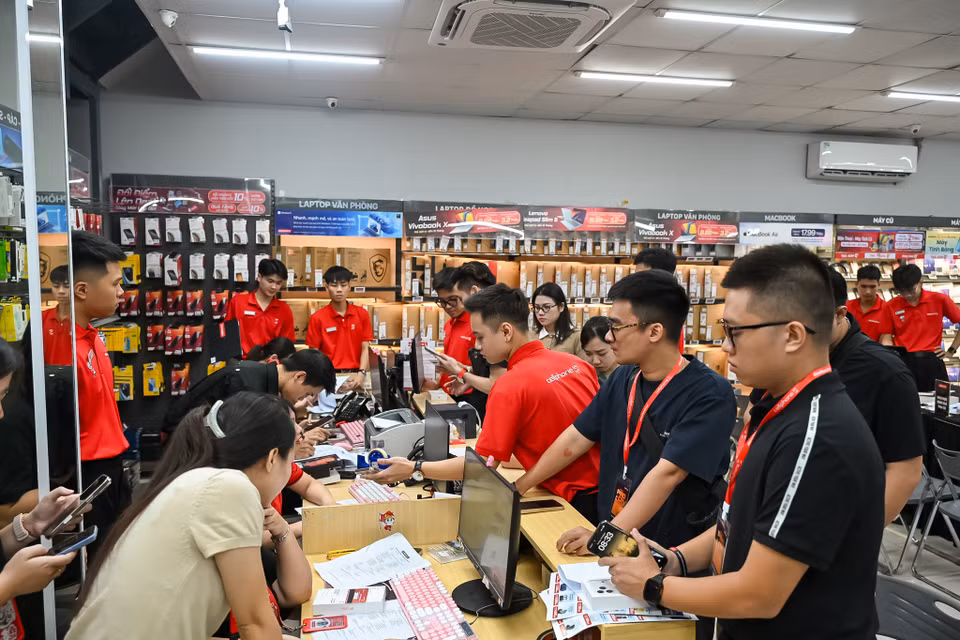 Đại diện CellphoneS cho biết đã mở bán iPhone 17 và iPhone Air chính hãng đến cho hơn 20.000 khách đặt trước từ 8 giờ sáng 19/9 tại đồng loạt 150 cửa hàng toàn quốc. (Ảnh: Minh Sơn/Vietnam+)