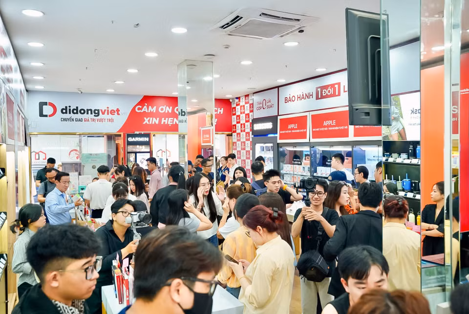 Sáng 19/9, Di Động Việt chính thức mở bán iPhone 17, iPhone Air trên toàn hệ thống và tiến hành trả hàng cho khách đã đặt cọc. Theo ghi nhận, giai đoạn mở đặt cọc, hệ thống này đã nhận về gần 27.000 lượt đăng ký. (Ảnh: PV/Vietnam+)