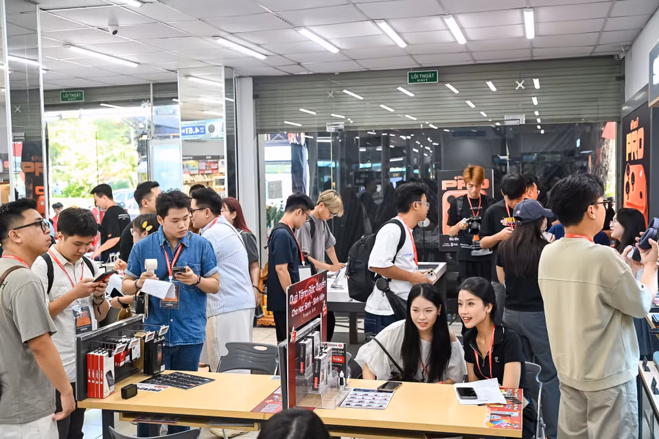 Hệ thống này cũng ghi nhận lượng khách hàng đặt trước iPhone 17 quan tâm phiên bản màu Xanh lam khói và Tím oải hương. Trong khi iPhone Air phiên bản màu Xanh da trời chiếm đa số lượng khách hàng đặt cọc và quan tâm. (Ảnh: Minh Sơn/Vietnam+)