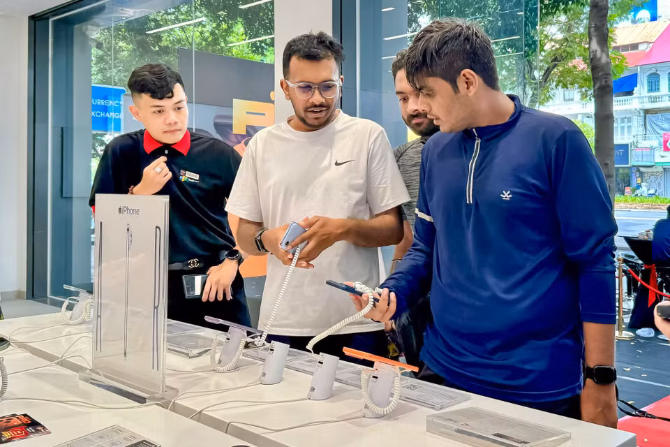 Ông Phan Trần Thành - Phó Giám đốc Ngành hàng Apple, hệ thống FPT Shop và F.Studio by FPT chia sẻ: “Năm nay, iPhone 17 và iPhone Air thực sự đã tạo nên cơn ‘sốt’ trong cộng đồng yêu công nghệ. So với cùng kỳ năm ngoái, số lượng khách hàng quan tâm và đặt cọc tại FPT Shop và F.Studio by FPT tăng trưởng ấn tượng, đặc biệt ở những phiên bản nổi bật như iPhone 17 Pro Max và iPhone Air siêu mỏng nhẹ. Là đối tác ủy quyền chính thức của Apple tại Việt Nam, hệ thống luôn chú trọng đảm bảo nguồn cung, nỗ lực đưa sản phẩm về sớm và đầy đủ, để khách hàng nhanh chóng sở hữu những chiếc iPhone mới cùng trải nghiệm mua sắm tin cậy và trọn vẹn.” (Ảnh: PV/Vietnam+)